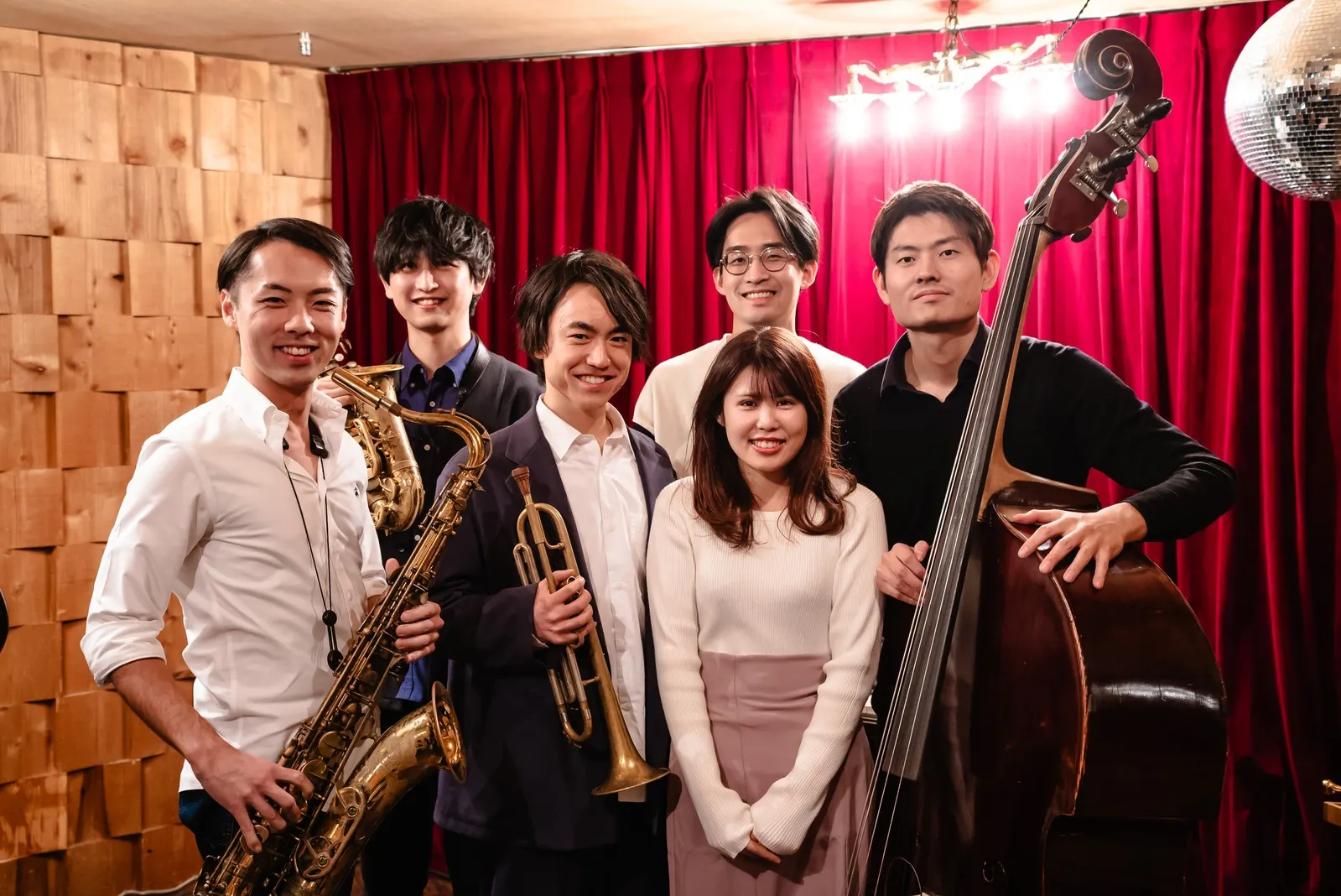 The Uncalled Capital のメンバー6名。左から梅垣順（テナーサックス）、吉森悠（アルトサックス）、荒牧峻也（トランペット）、矢崎美波（ピアノ）、佐藤順（ドラム）、田村亘（ベース）
