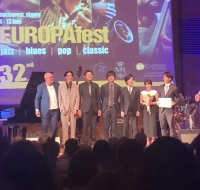 EUROPAfest 32nd の表彰式で登壇する The Uncalled Capital のメンバー。ブカレスト国際ジャズコンペティション優勝の瞬間