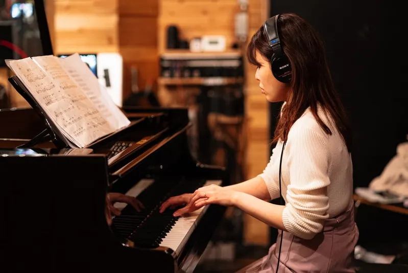 矢崎美波（Minami Yazaki）グランドピアノを演奏する様子