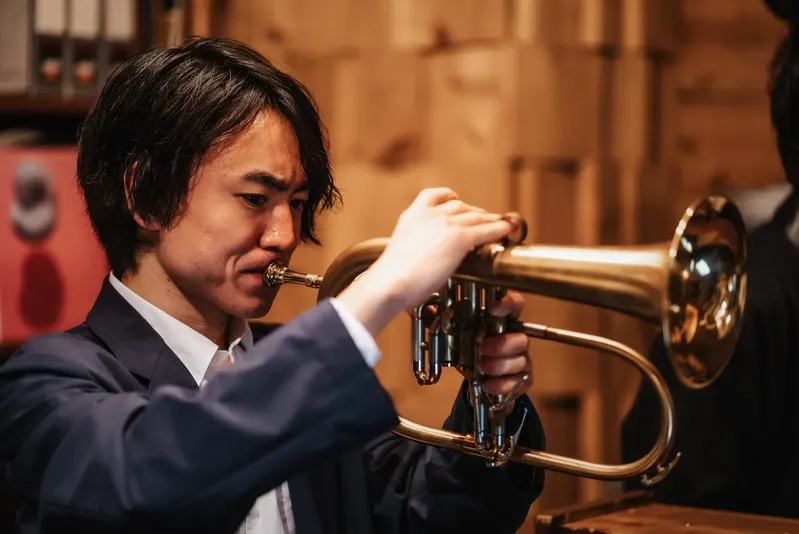 荒牧峻也（Shunya Aramaki）トランペットを演奏する様子